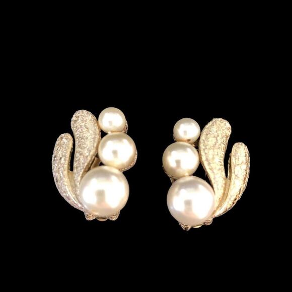 Signed Coro Faux Pearl & Textured Gold Tone Metal Leaf Nature Huggie Earrings - Picture 2 of 12